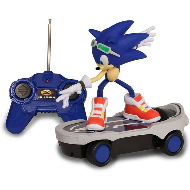 nkok sonic free rider r / c -sonic sonic n/a Multicolor figura de Sonic sobre patineta RC en vista frontal 3/4; figura azul con gafas verdes y guantes blancos, base gris y negra con ruedas azules y control remoto azul con antena visible; también suele usarse como display de colección para estantes de juguetes.
