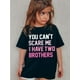 thumbnail image 1 of NO PUEDES ASUSTARME, TENGO DOS HERMANOS. Camiseta estampada para niña, de algodón, manga corta y cuello redondo, corte holgado informal, lavable a máquina, perfecta para uso informal., 1 of 6