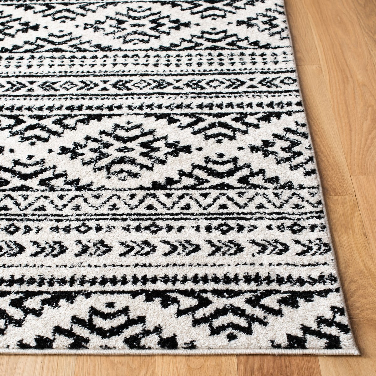 SAFAVIEH Tulum Lakisha Distressed Southwestern Area Rug, 6' x 9', Ivory/Black