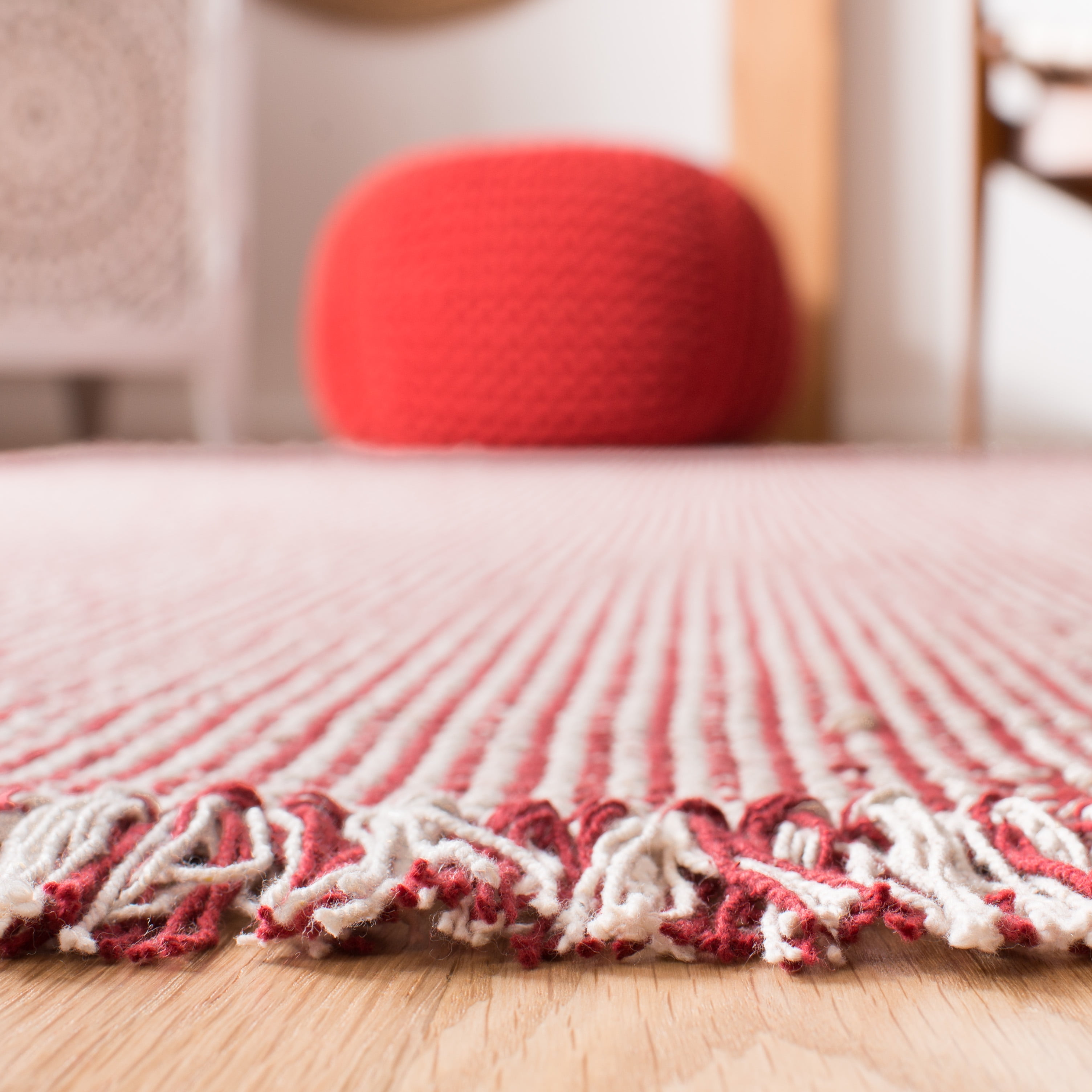 SAFAVIEH Montauk Patton Geometric Cotton Area Rug, Ivory/Red, 4' x 4' Round