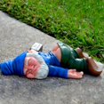 thumbnail image 1 of Estatuas de gnomos borrachos decoración al aire libre, esculturas divertidas decoraciones de patio césped patio adorno enano (azul), 1 of 5