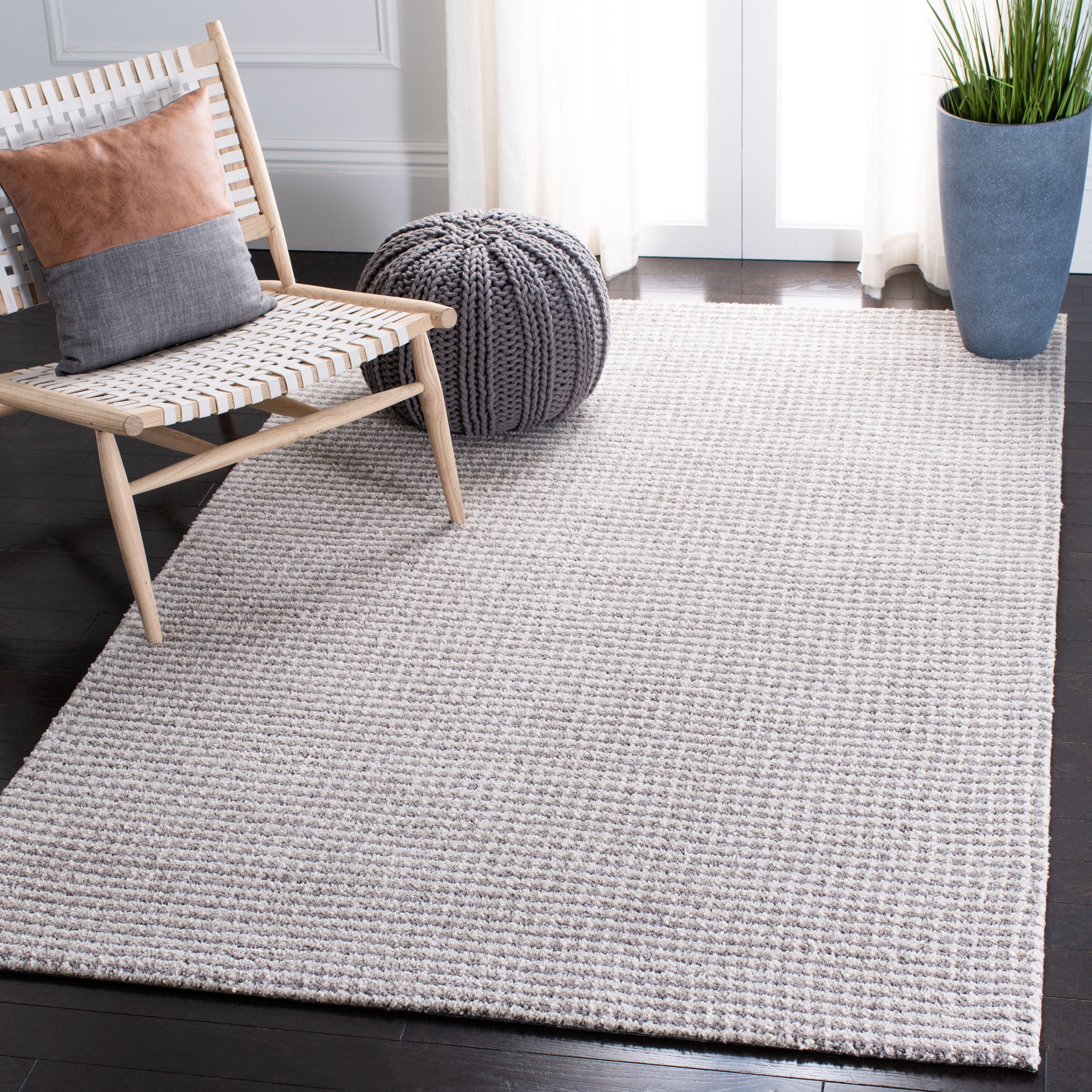 SAFAVIEH Soho Emerson Solid Area Rug, Silver, 6' x 9'