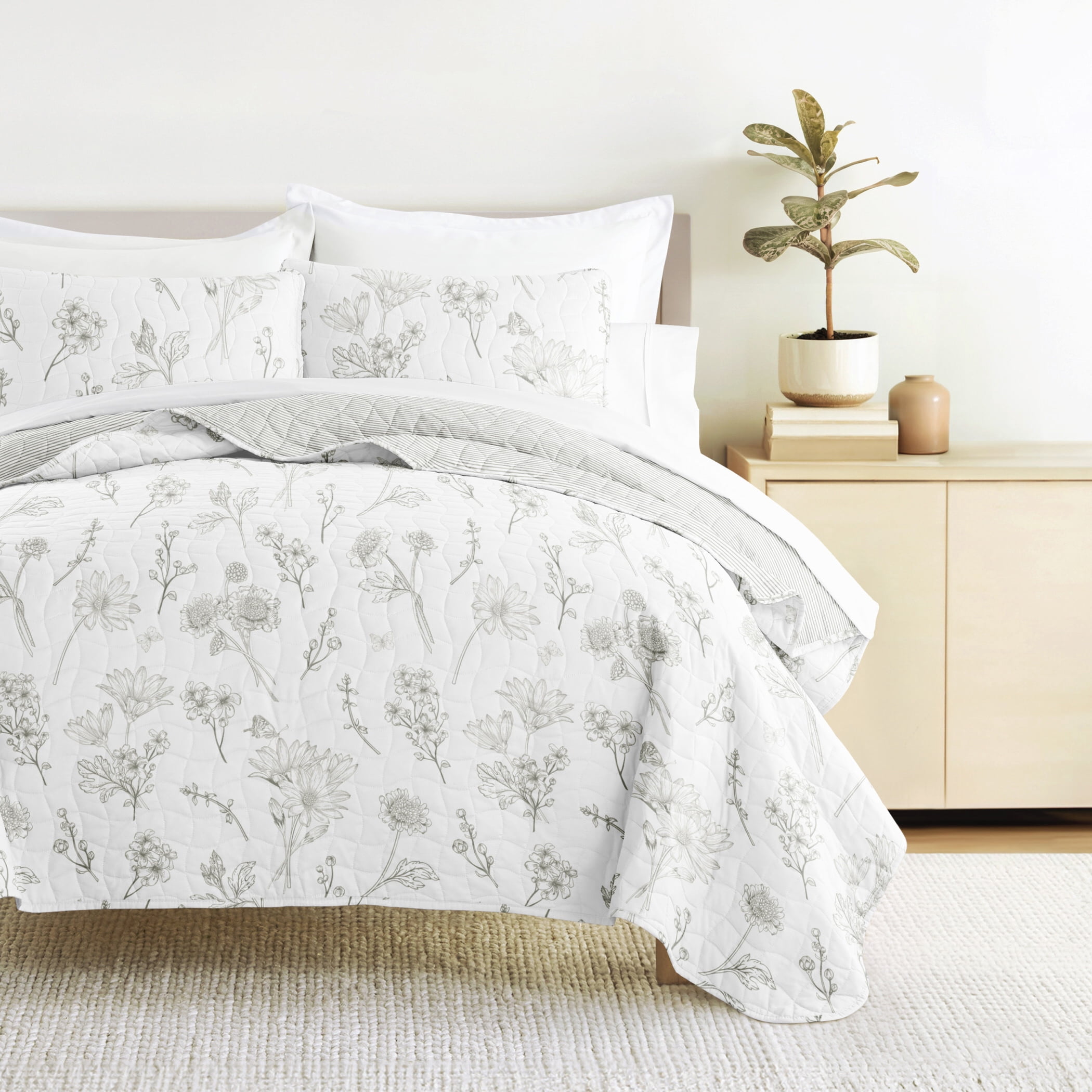 Lightweight Quilt Set Super Soft Wrinkle Resistant Quilted Coverlet Floral Patterns by Comfort Canopy