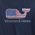 thumbnail image 3 of Remera de Manga Larga con Bolsillo y Ballena Bandera Vineyard Vines, 3 of 3