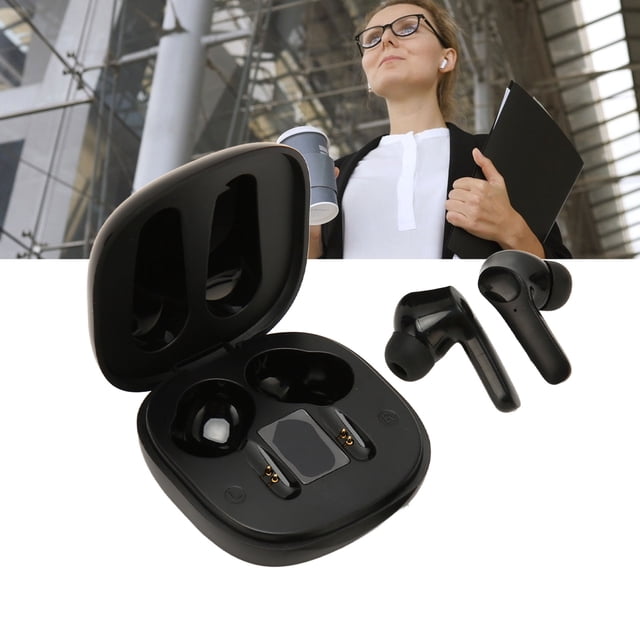 auriculares con traductor de idiomas anggrek soporte en línea traducción de 74 idiomas y 70 acentos inalámbrico Estuche de carga ABS negro abierto en primer plano con dos auriculares inalámbricos negros tipo vástago junto a él, contactos de carga visibles y acabado brillante; versión V5.3 y alcance de transmisión 10 m (32.8 ft) indicados en la ficha; fondo urbano con persona usando un auricular, adecuado para viajes y reuniones multilingües.
