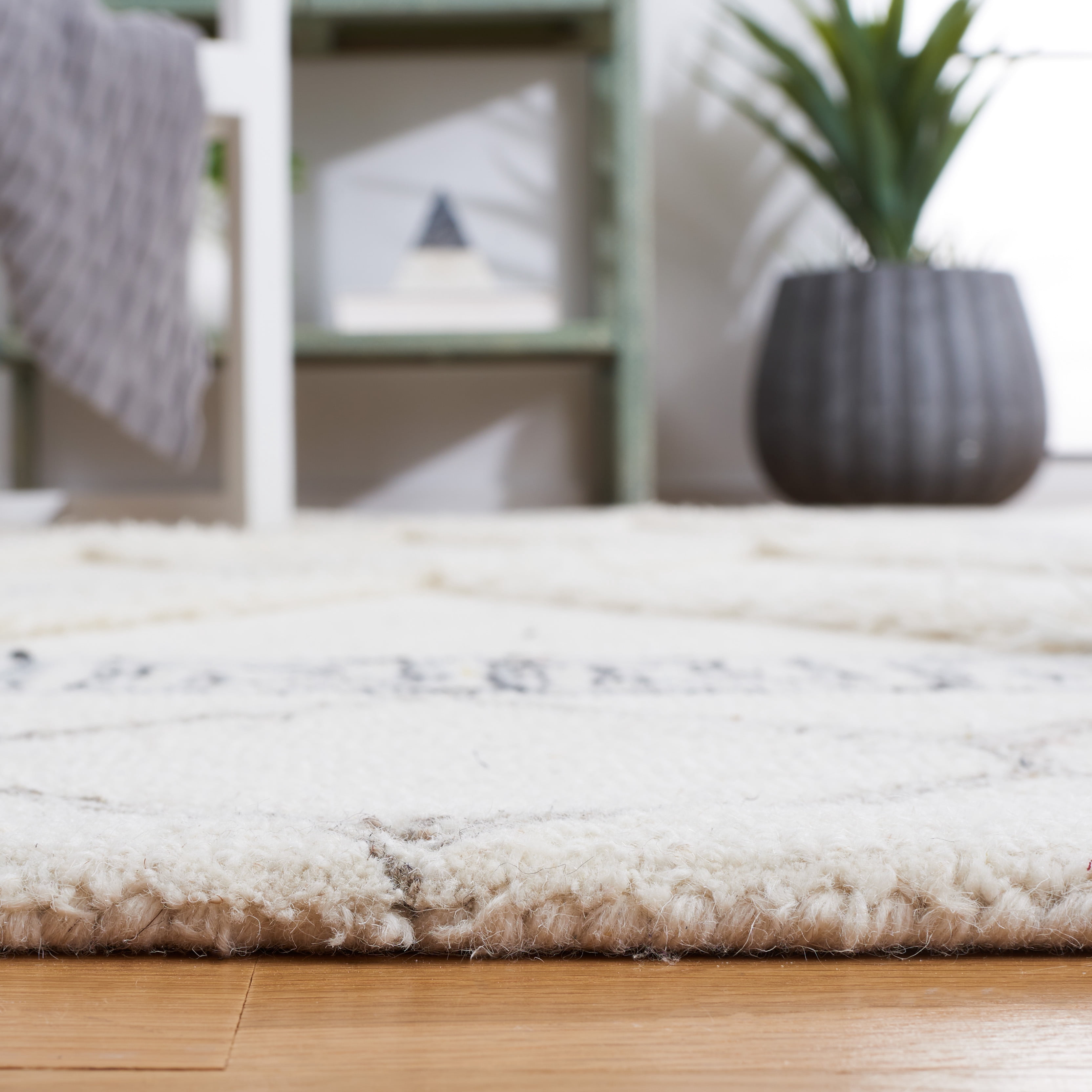 SAFAVIEH Casablanca Claudia Medallion Runner Rug, Ivory/Black, 2'3" x 9'