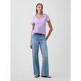 thumbnail image 2 of Camiseta GAP con cuello en V favorita para mujer, color ciruela, talla XS, 2 of 4