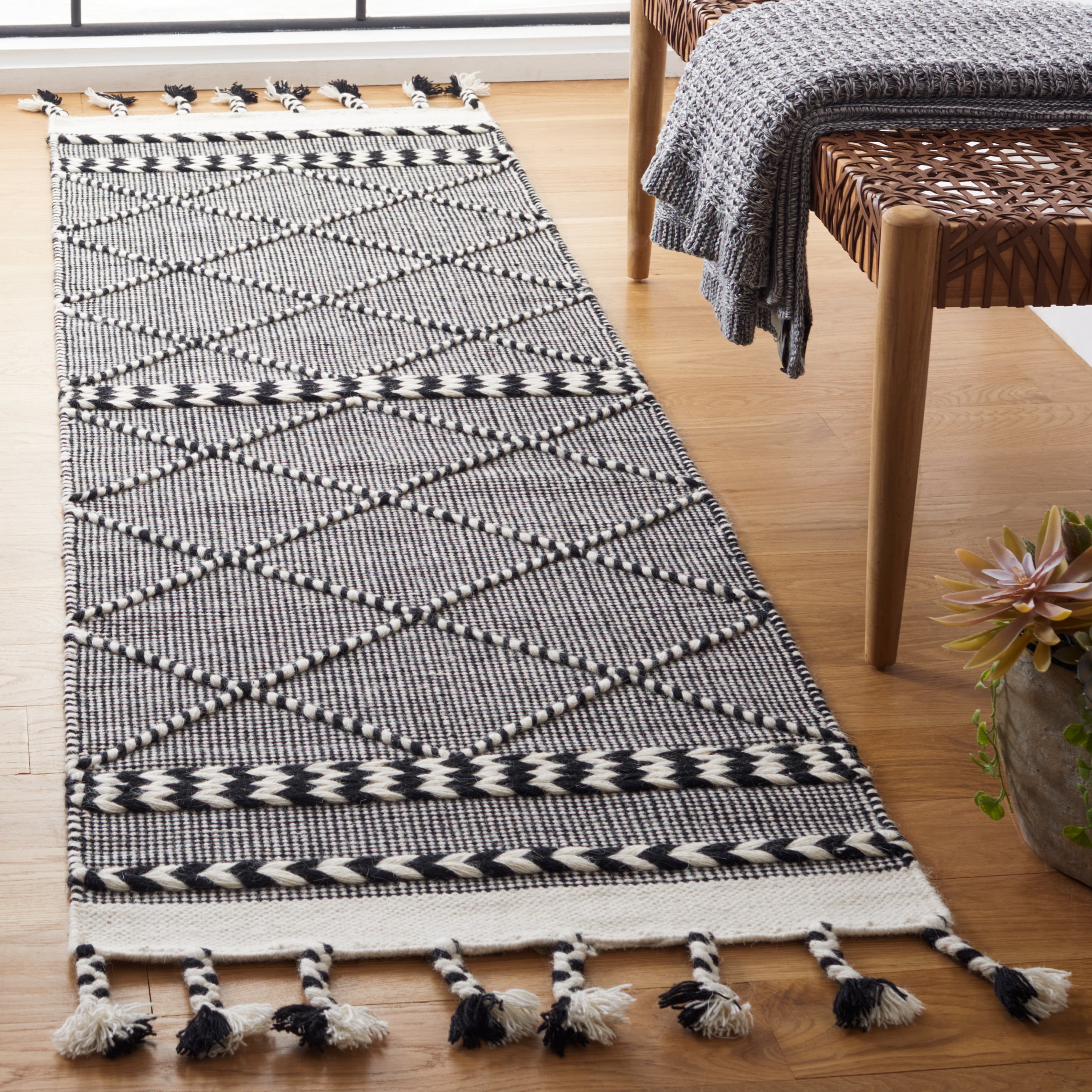 SAFAVIEH Casablanca Roswell Geometric Runner Rug, Black/Ivory, 2'3" x 8'