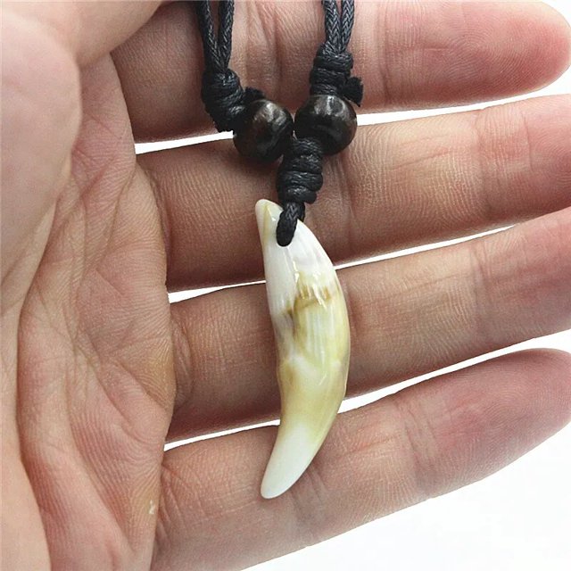 Collar con colgante de hueso de imitación para hombre y mujer, amuleto tibetano, colmillos naturales reales, amuleto de diente de lobo tibetano Vintage, blanco, marrón, crudo