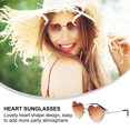thumbnail image 4 of 1 pieza de gafas de sol sin marco con bordes gruesos y forma de corazón ondulado., 4 of 8