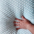 thumbnail image 2 of Almohada con copos de gel fresco-Copos de memory foam  infundido con gel., 2 of 2