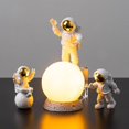 thumbnail image 2 of Figuras de acción de astronauta y Luna, decoración del hogar, estatua de astronauta de resina, habitación, oficina, escritorio, regalos para niños, 3 piezas, 2 of 4