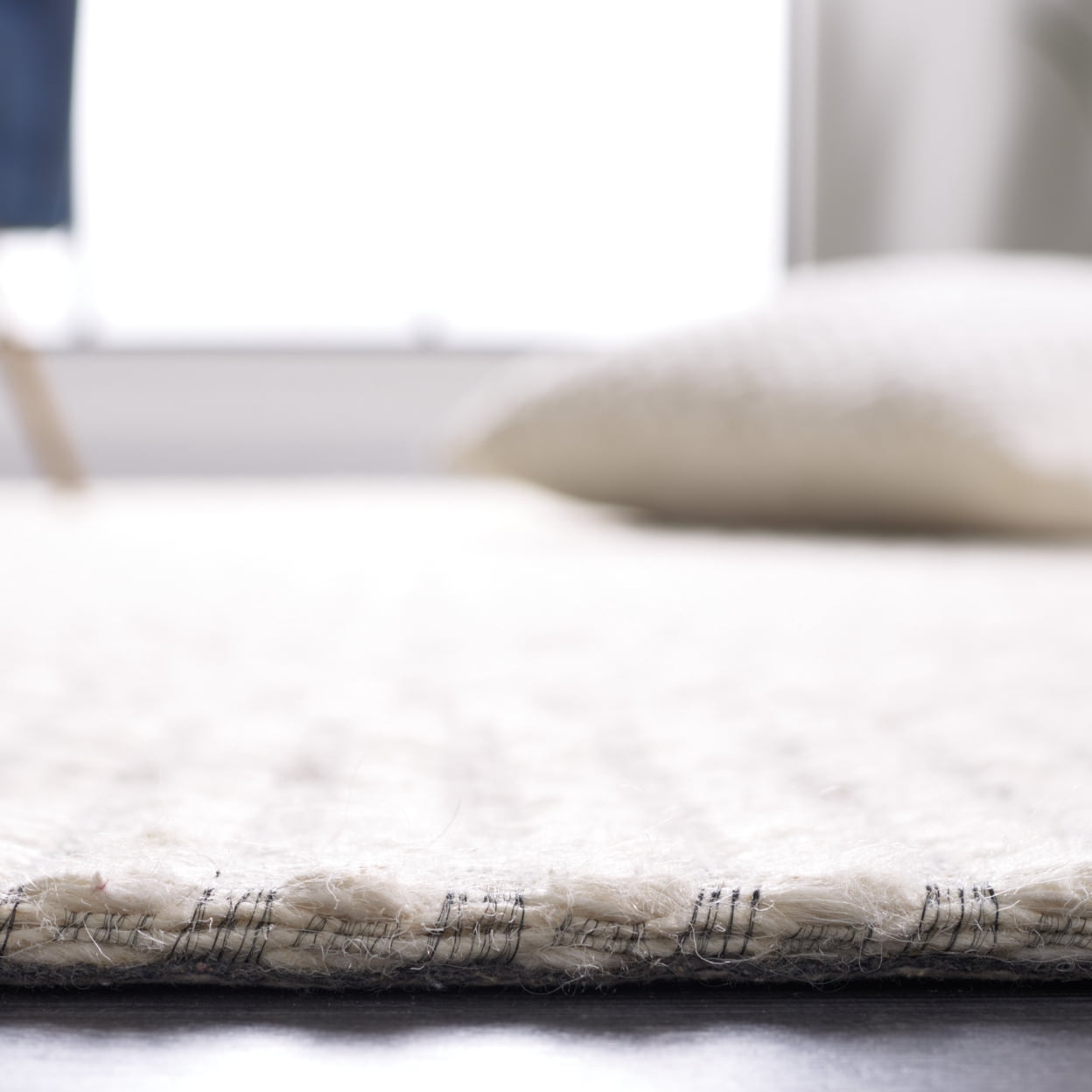 SAFAVIEH Marbella Alease Bordered Area Rug, Ivory/Beige, 4' x 6'