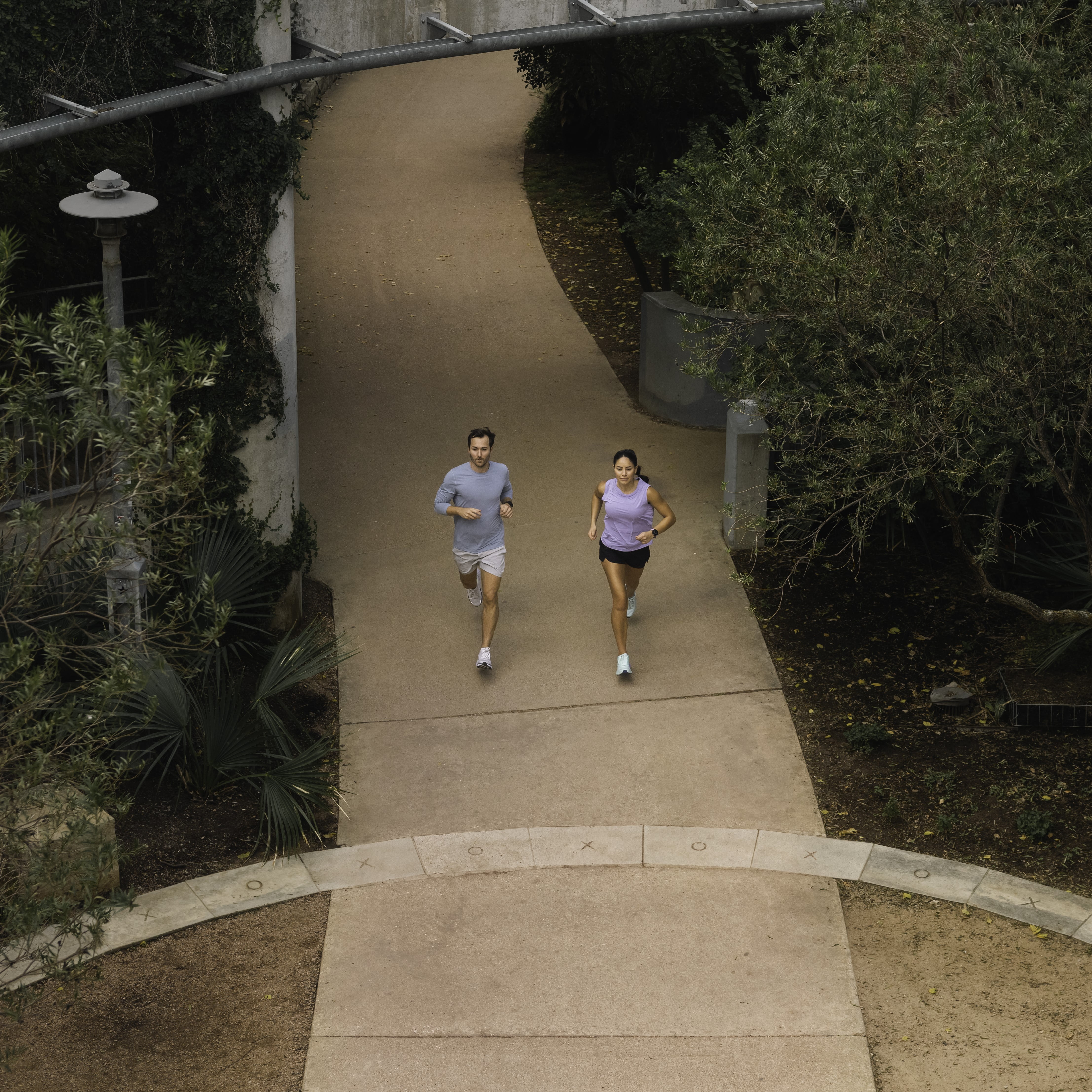 Montre Intelligent Garmin Forerunner 165 Musique GPS Running et Tracker Fitness avec fréquence cardiaque - Baies/Lilas