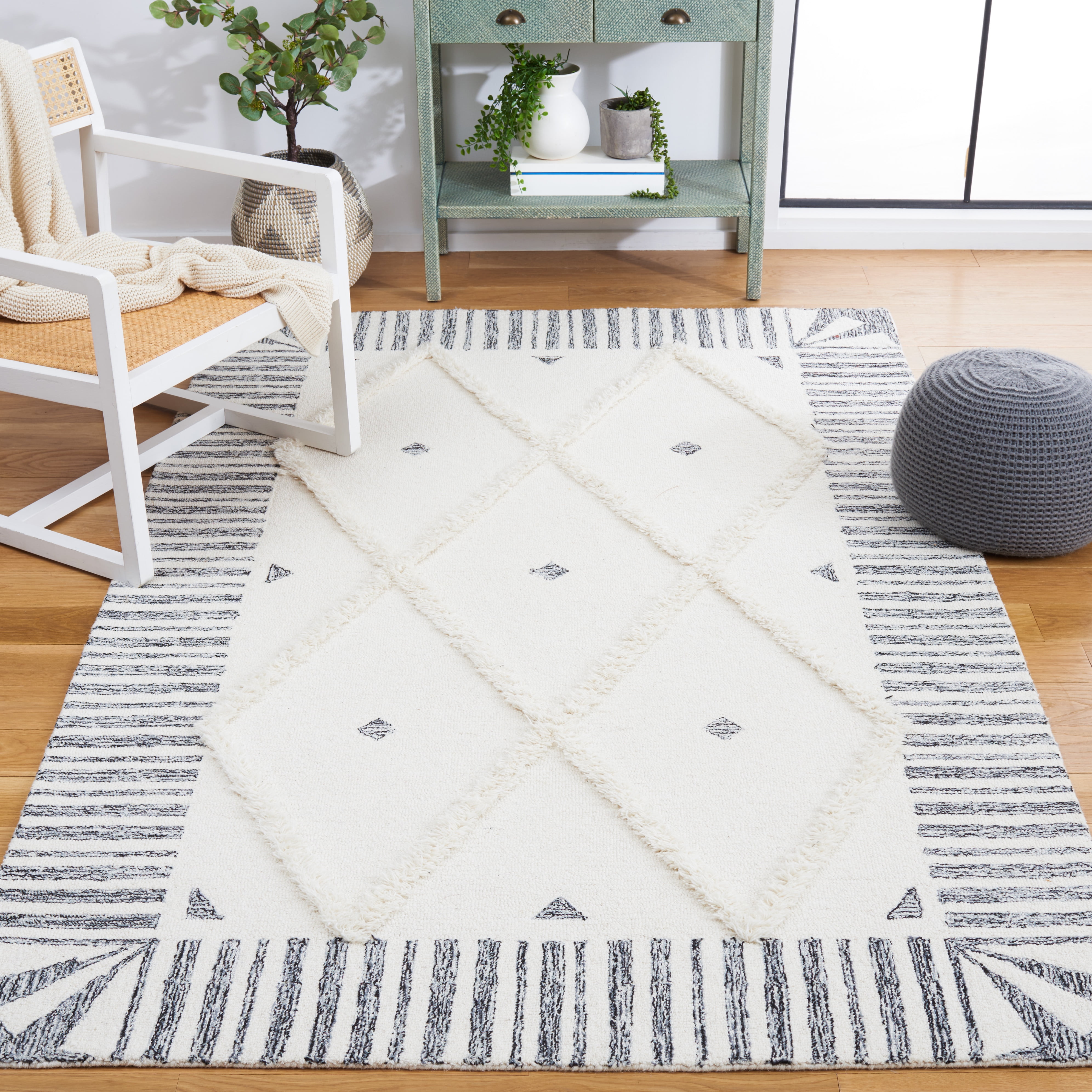 SAFAVIEH Casablanca Gisselle Medallion Area Rug, Ivory/Black, 4' x 6'