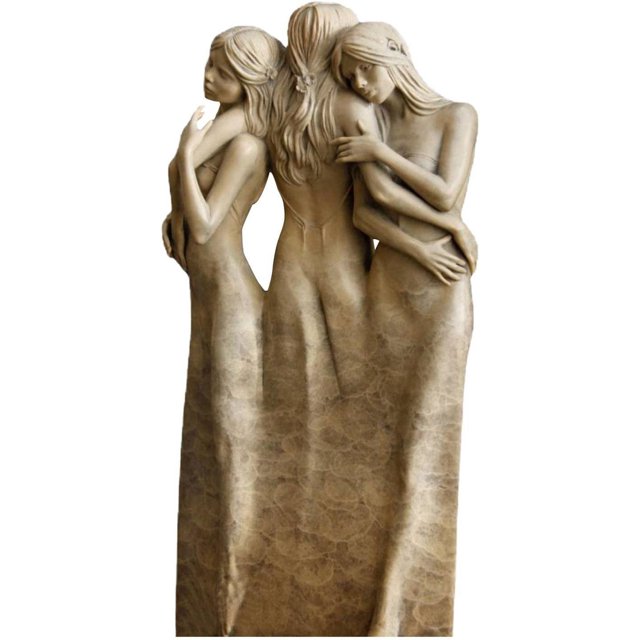 jm figura de escultura pintada a mano de tres hermanas, estatua de resina color blanco, vista frontal centrada de tres figuras femeninas abrazadas con cabello recogido y brazos entrelazados, textura marmoleada en la falda, para estante de escritorio, decoración de hogar u oficina; también suele usarse como regalo entre hermanas.