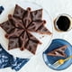 thumbnail image 2 of Molde para tartas Nordic Ware, diseño de copos de nieve, aluminio fundido, antiadherente, 2 of 9