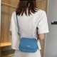 thumbnail image 4 of Bolsa bandolera morada para mujer 2023 - Estilo moderno y elegante con capacidad amplia para celular, maquillaje y más. Hecha de cuero PU resistente, ideal para viajes, compras o regalo. Medidas:, 4 of 6