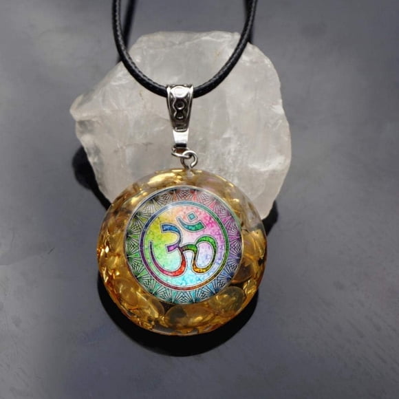 Colliers de Guérison en Orgone de Protection Faits à la Main pour Femme Homme, Cristal de Chakra OM (Diamètre de l'Article: 1,5 Pouces, Poids de l'Article: 100 G)