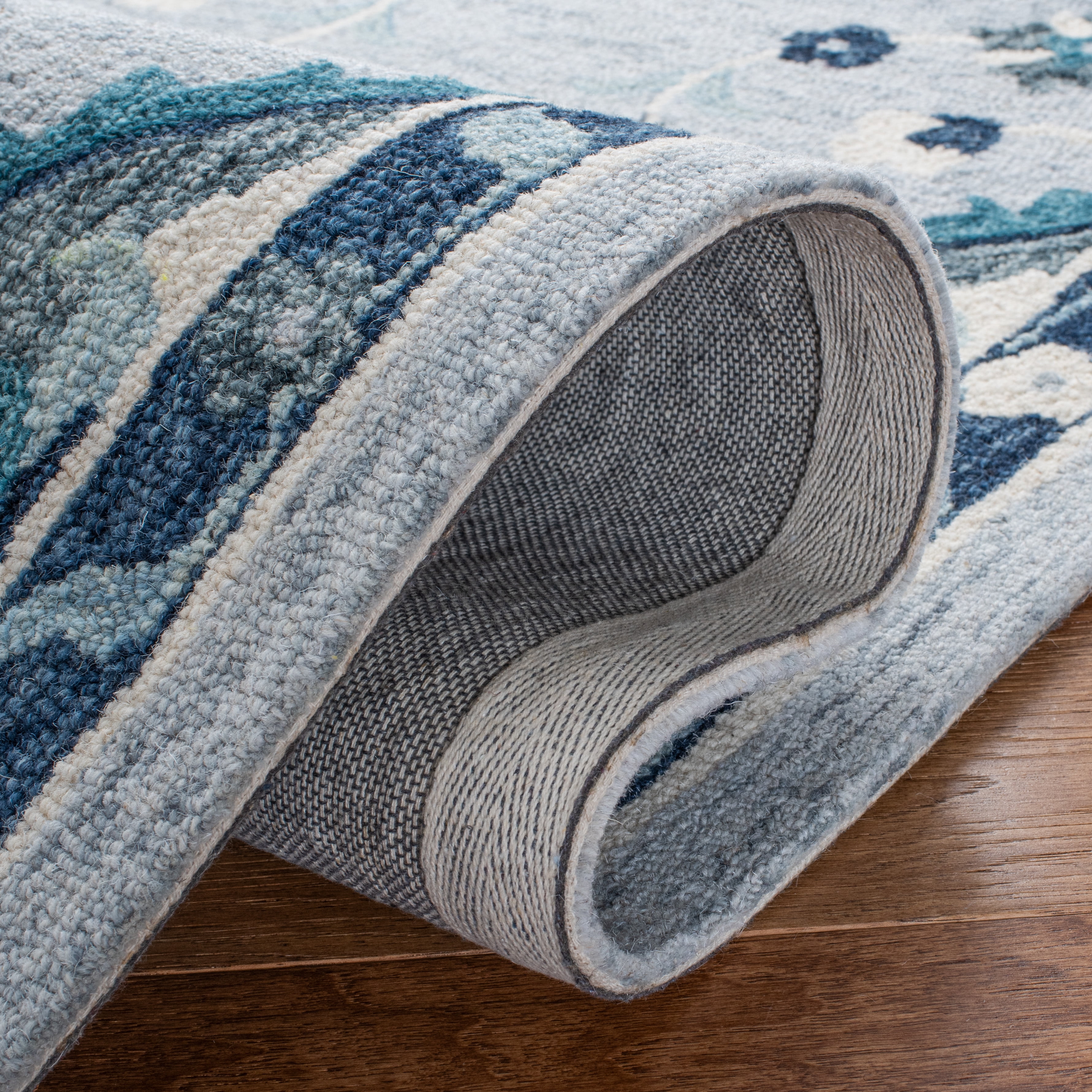 SAFAVIEH Metro Leon Medallion Area Rug, Blue/Ivory, 6' x 6' Round