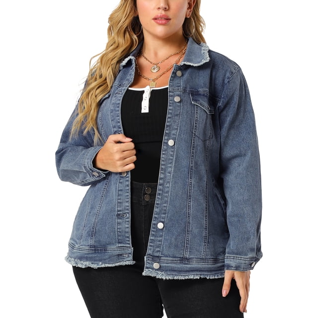 women's plus size denim jacket turndown collar chest pocket frayed washed crop jean jackets blue 3x — Chamarra de mezclilla azul lavado talla 3X, vista frontal 3/4 con cuello vuelto y bolsillo de pecho; cierre de botones al frente, costuras verticales y dobladillo deshilachado estilo frayed; mangas largas con puños abotonados y corte cropped de estilo relajado para uso casual.