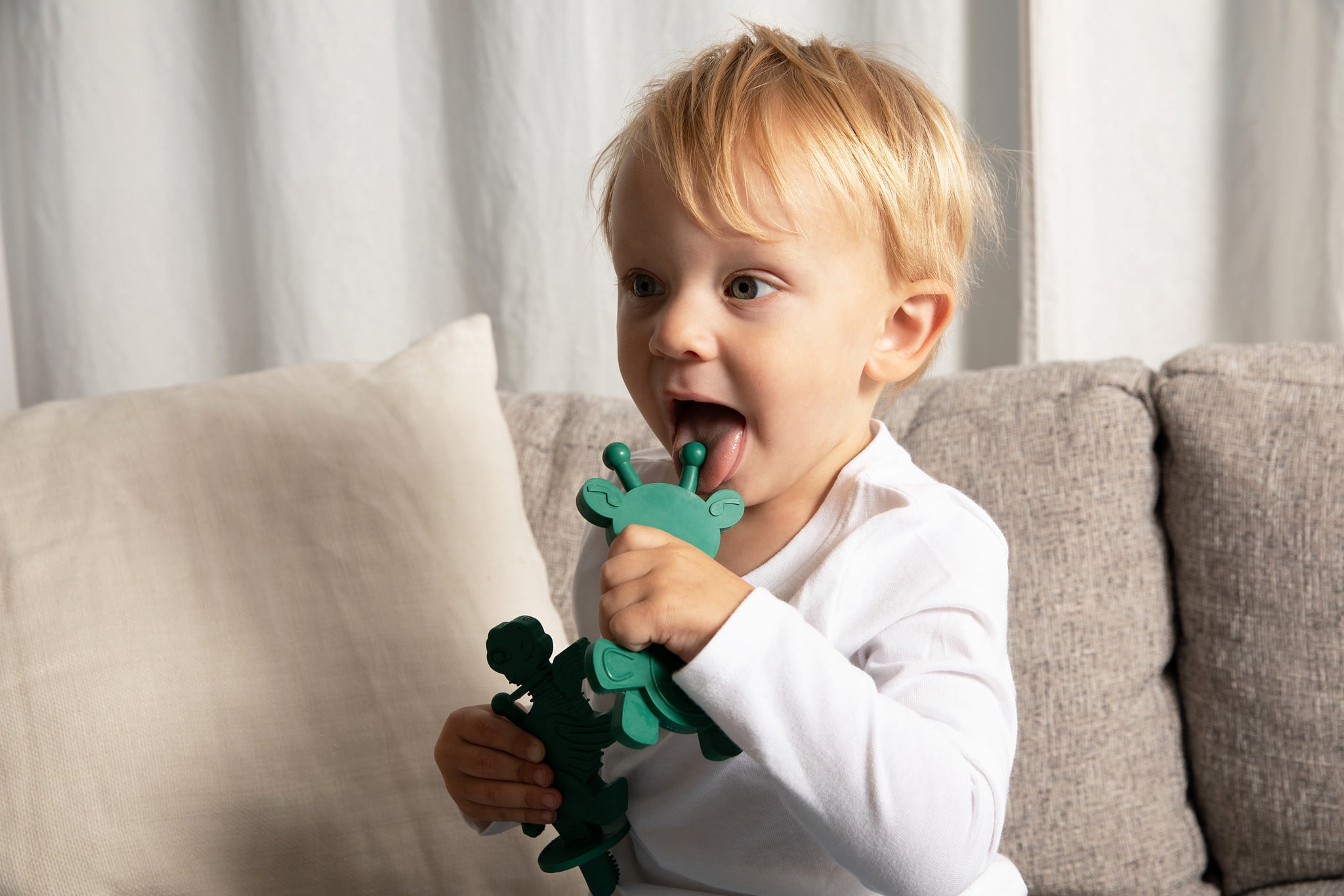Bambeado 100% Natural Baltic Amber Baby Teether Toy, Soothing Rubber Giraffe (Green)