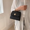 thumbnail image 4 of Adecuado para mujeres que buscan una bolsa pequeña con hebilla de perla, de moda, con cadena, para hombro y bandolera. Negro, 4 of 5