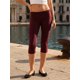thumbnail image 4 of Pantalones capri de mujer de tiro bajo con cintura plegable, color liso, corte ajustado y estilo cropped., 4 of 9