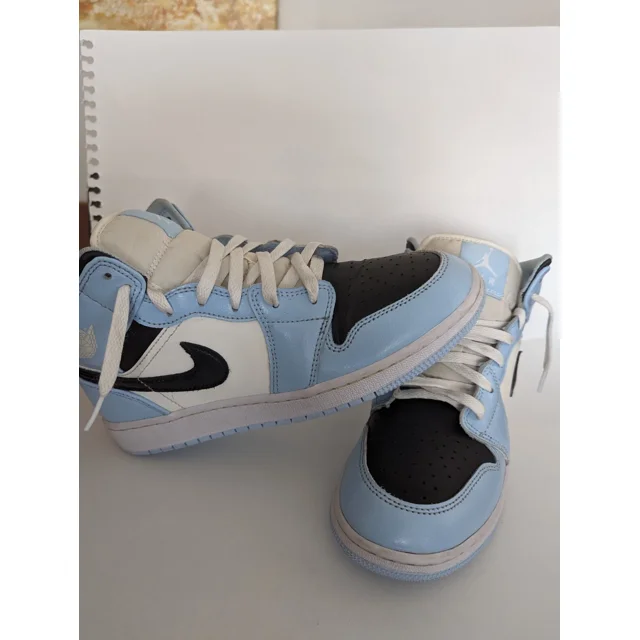 Jo r-dan 1, size 7, great condition, color are ice blue and black. No box.