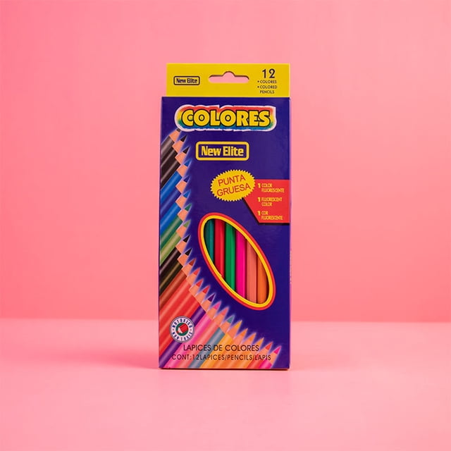 caja de 24 lápices de colores para dibujo y pintura para niños con plomo de color aceitoso Caja vertical frontal con diseño azul y amarillo y ventana oval que muestra lápices con mango estriado; marca BANYUO y texto de 12 colores visible en el empaque; fondo rosado de estudio. A menudo usados para bocetos escolares.