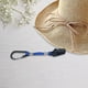 thumbnail image 3 of Clip para sombrero para viajar en el equipaje, porta sombreros, accesorio ligero de manos libres. Azul profundo, 3 of 9