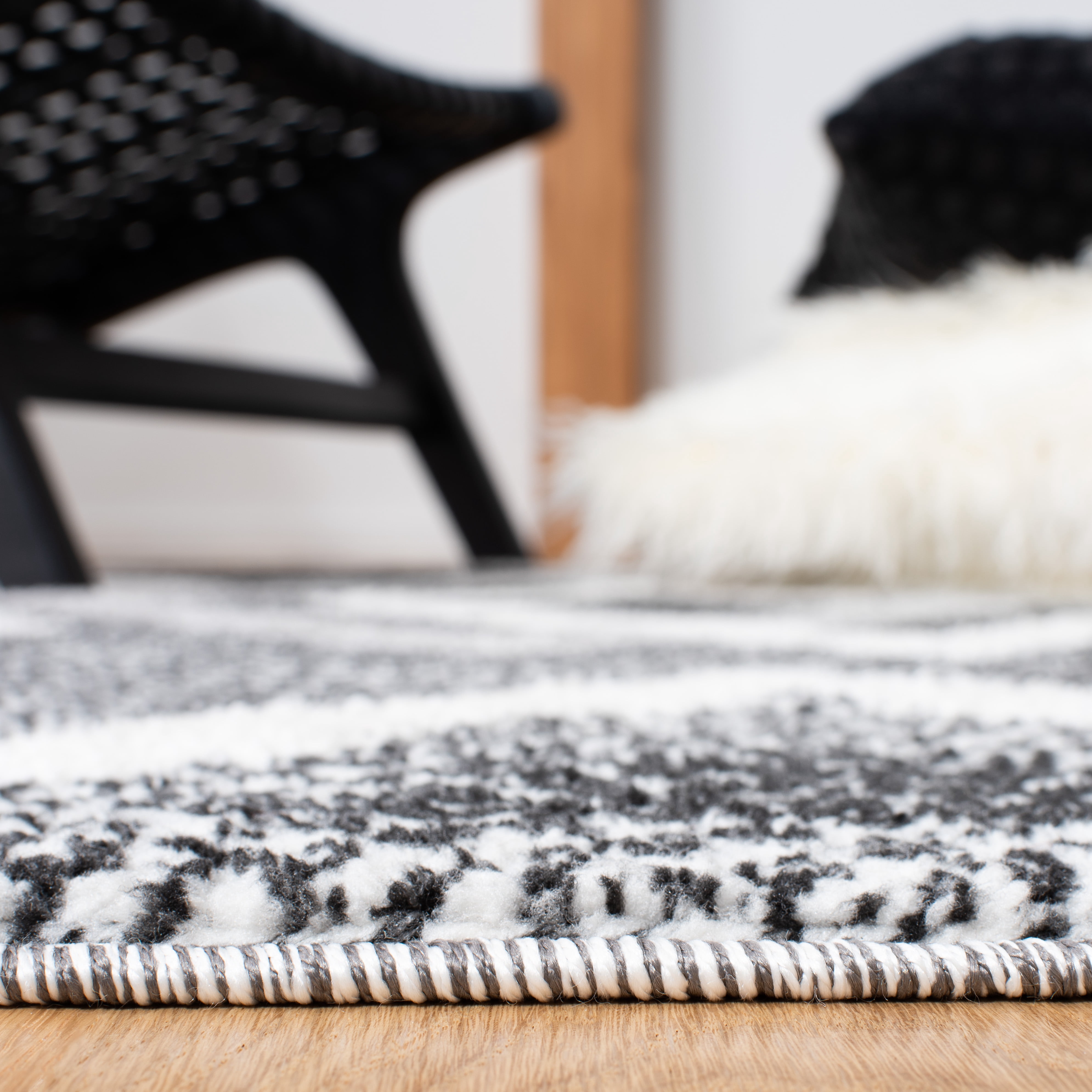 SAFAVIEH Moroccan Tassel Reanna Southwestern Shag Area Rug, Ivory/Black, 4'5" x 6'5"