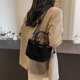 thumbnail image 3 of Bolso Cubo Versátil Bolsos Señora Monederos Cruzados Hombro Con Asa Superior Retro Cuero PU Color Sólido para Mujer, 3 of 9