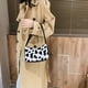 thumbnail image 1 of Bolsa Bolso de hombro de felpa para mujer, bolso de mano de invierno con estampado de vaca (1) JShteea Para Estrenar, 1 of 8