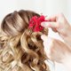 thumbnail image 4 of 2 pinzas para el pelo con flor de hibisco: Peinetas decorativas para recogidos - Tocados de boda con pinza floral para vestidos de novia, fiestas y bailes de graduación, 4 of 7