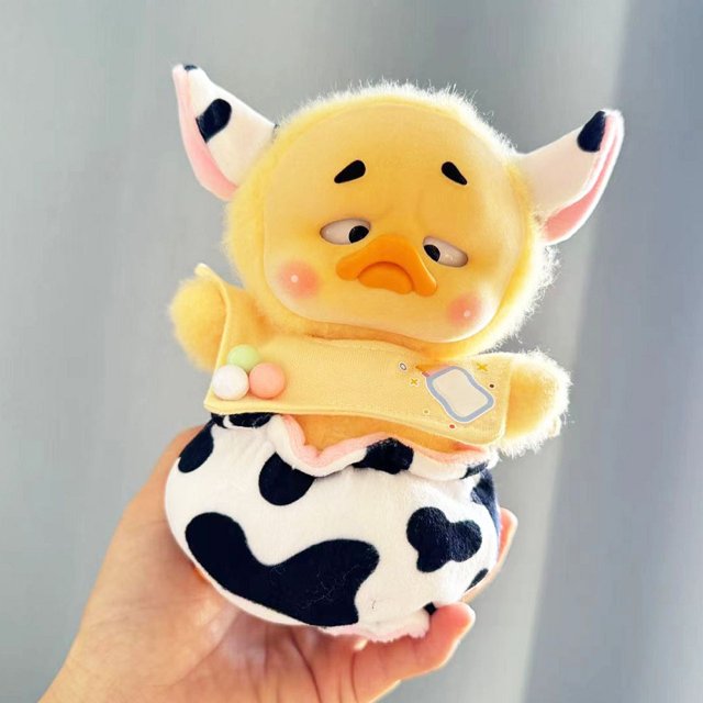 Annoying Duck va a trabajar Annoying Duck serie peluche ropa bebé caja ciega pequeño pato amarillo reemplazo ropa muñeca (B - juego tres piezas vaca pequeña)
