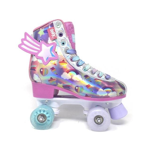 patines de 4 ruedas para niña color rosa con estampado talla 20-21 Botín tipo tenis con frame de plástico reforzado, exterior textil y sintético multicolor rosa con nubes, arcoíris y corazones, aplique estrella con alas, cordones satinados, plantilla confort suave y ruedas dobles en tonos pastel.