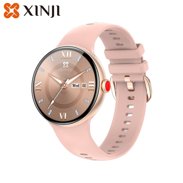 2022 versión global más nueva xinji g2 reloj inteligente pantalla amoled de 1,2 pulgadas bt5.0 3tm rosa, vista 3/4 frontal de reloj redondo con caja metálica dorada rosada, esfera analógico-digital con marcadores romanos y ventana de fecha, correa de silicón rosa con hebilla y botón lateral rojo; fondo blanco. También apto como reloj casual para uso diario o viaje ligero.
