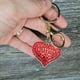thumbnail image 5 of Llavero de Corazón y Melocotón para San Valentín | Llavero de Aleación con Forma de Corazón para Mochila, Bolso y Móvil | Regalo Romántico para Parejas | 9,5 X 4 Cm | Rosa, Rojo, Blanco, Dorado, 5 of 6