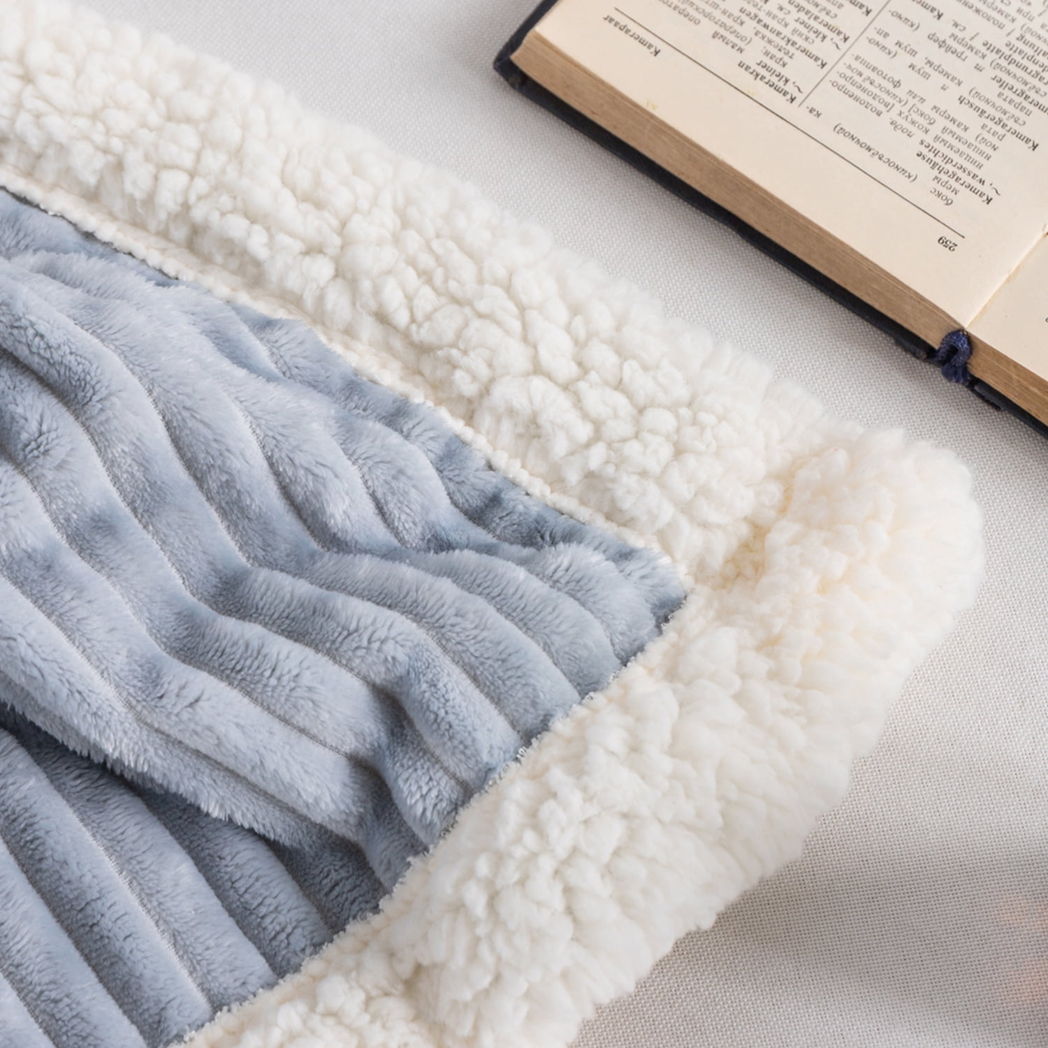 DISSA Sherpa Blanket Fleece Throw - 51x63, Brown ＆ White - Soft, Plush, Fluffy, Fuzzy, Warm, Cozy, Thick - Perfect for Couch, Bed, Sofa, Chair - Reve