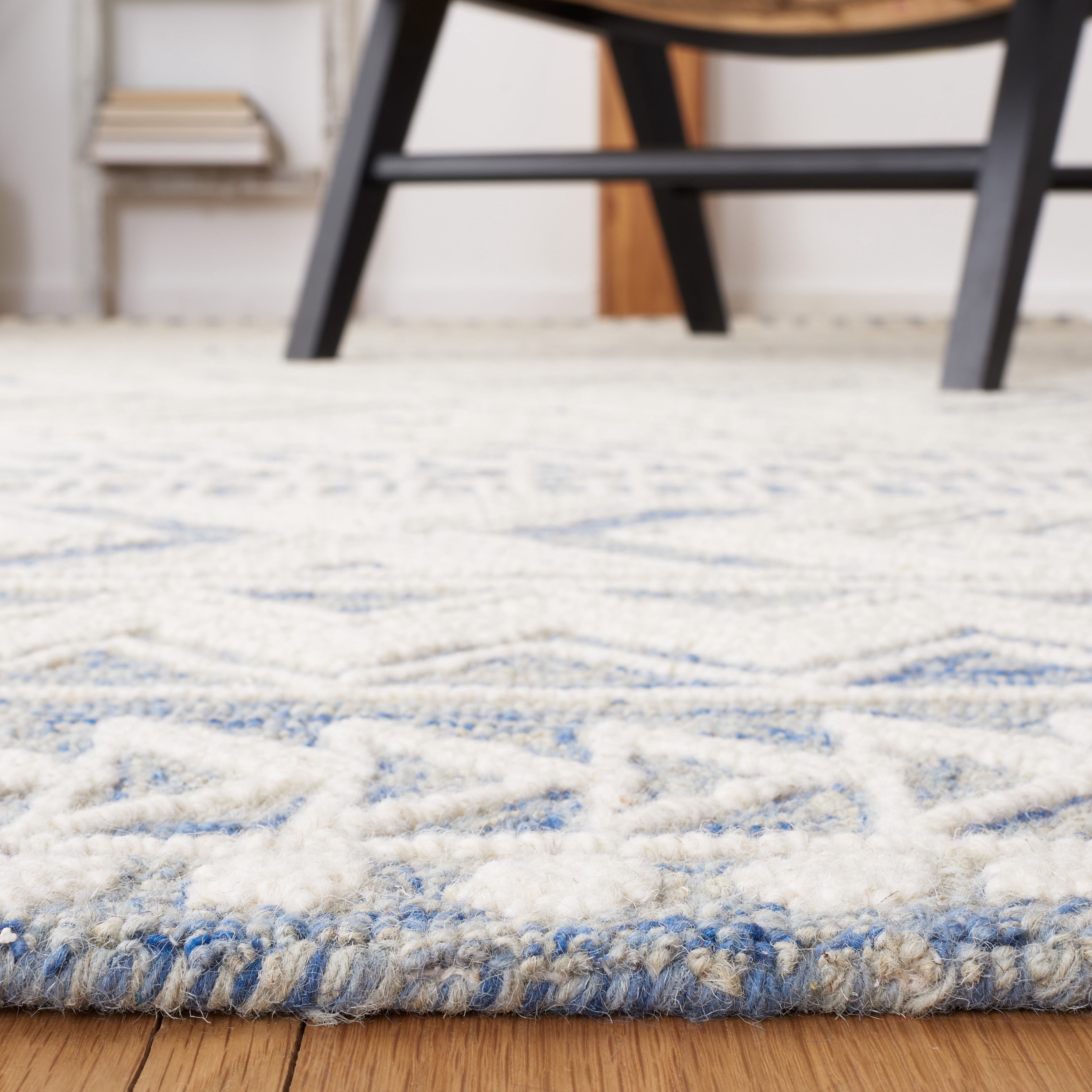 SAFAVIEH Metro Padraic Medallion Area Rug, Blue/Ivory, 6' x 6' Square