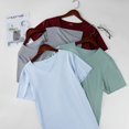 thumbnail image 4 of Camiseta de hombre, camiseta de seda de hielo, camiseta sin costuras, camiseta ajustada de gran tamaño, manga corta, cuello en V, camiseta de primavera y verano 2022, 4 of 5