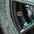 thumbnail image 2 of 4 tapones para válvulas de neumáticos: tapones universales decorativos con diseño de cruz para válvulas de neumáticos de coches y camiones. Se adaptan a la mayoría de coches, SUV y bicicletas., 2 of 5