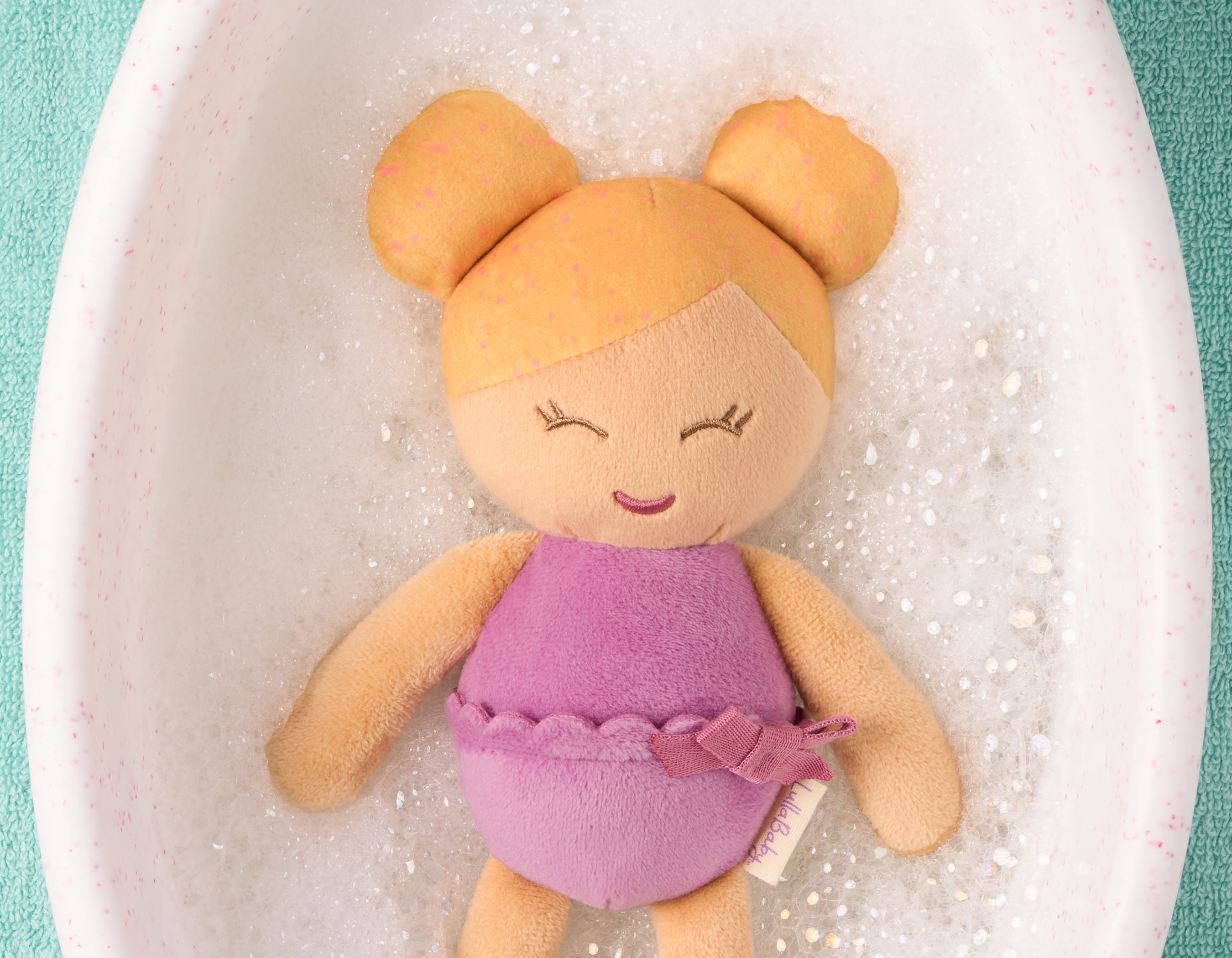 Petite poupée de bain en peluche – fille aux cheveux bruns made by Lullababy
