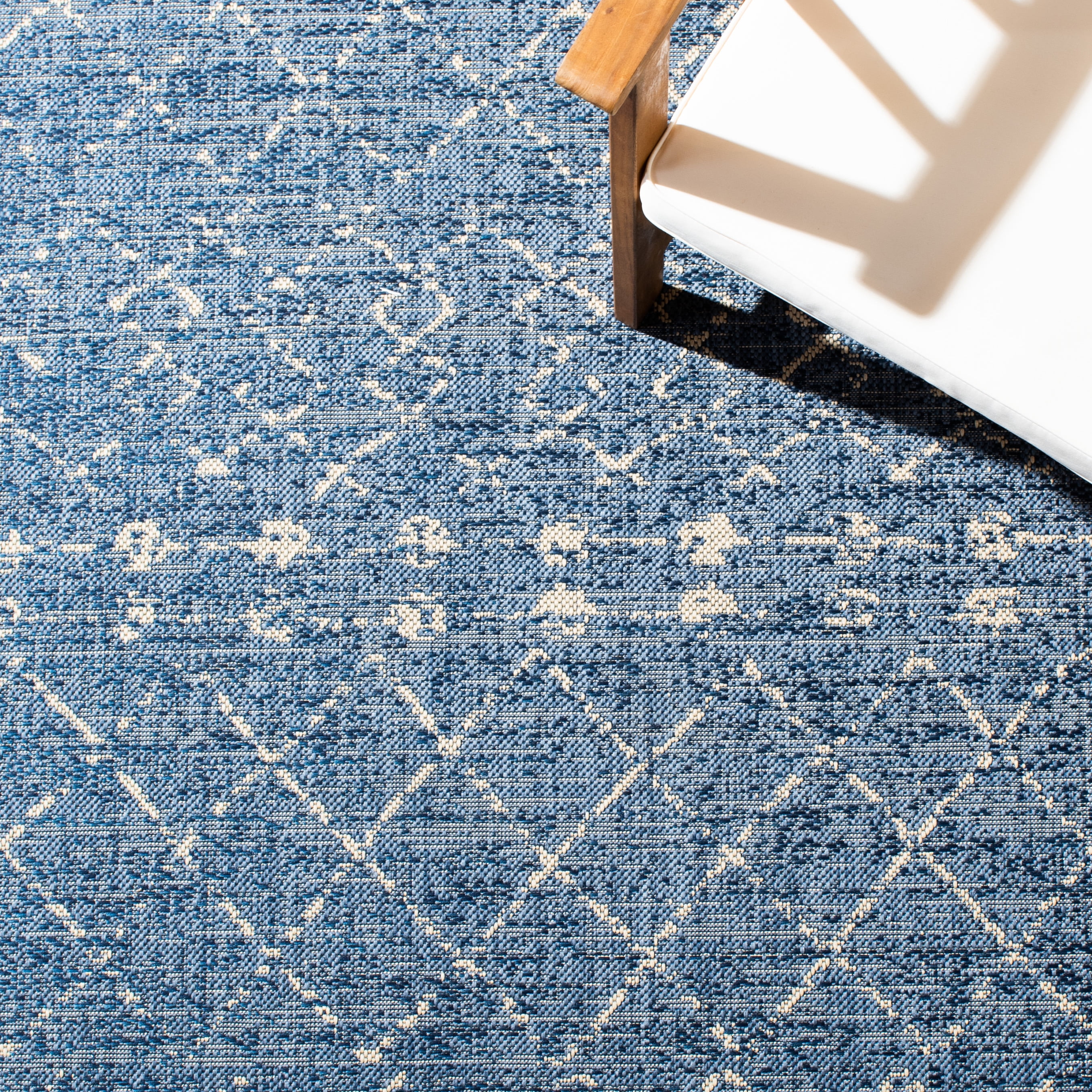 Safavieh Courtyard Searlait Geometric Indoor/Outdoor Area Rug, Blue/Ivory, 6'7" x 6'7" Round