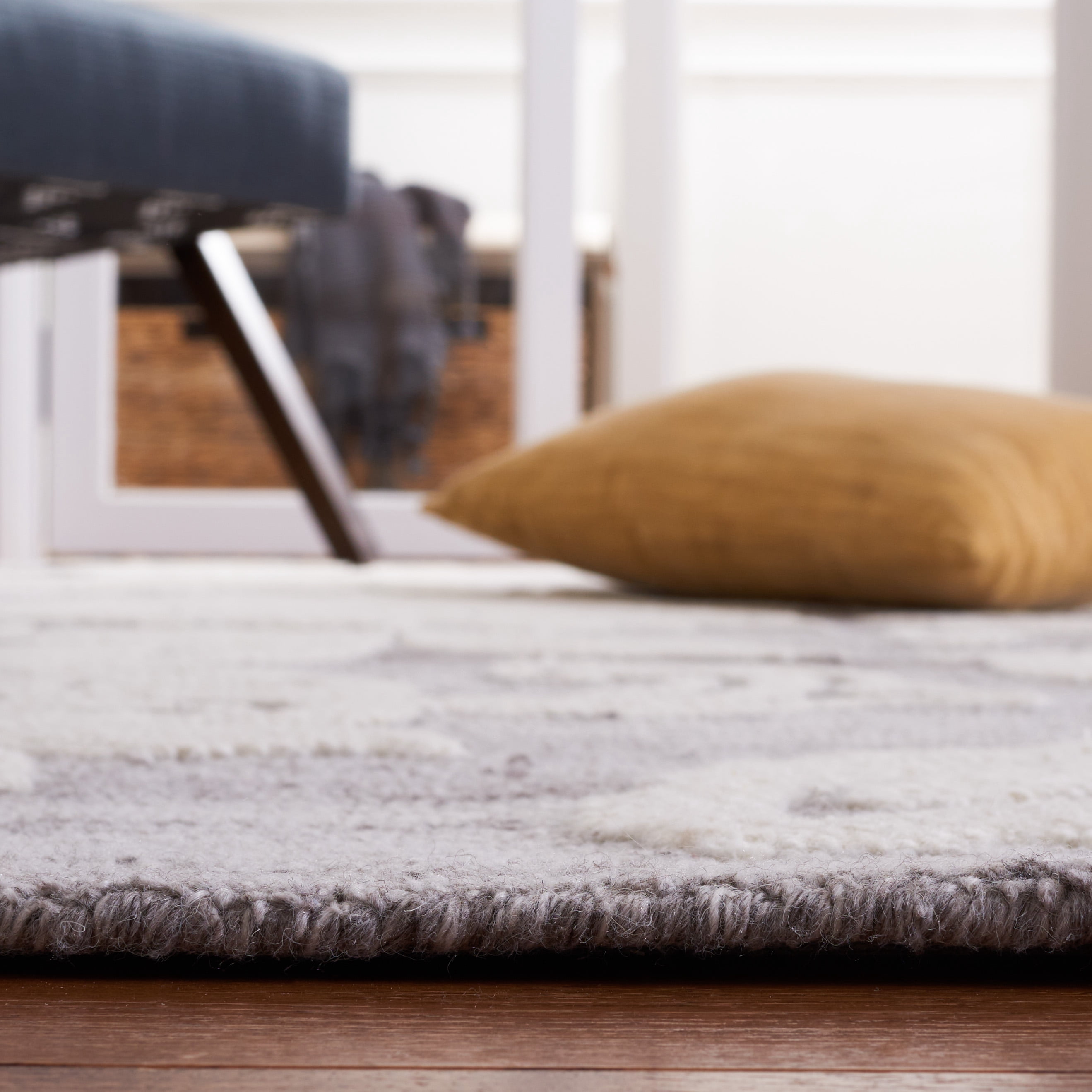 SAFAVIEH Jardin Isidor Floral Runner Rug, Gray/Ivory, 2'3" x 8'