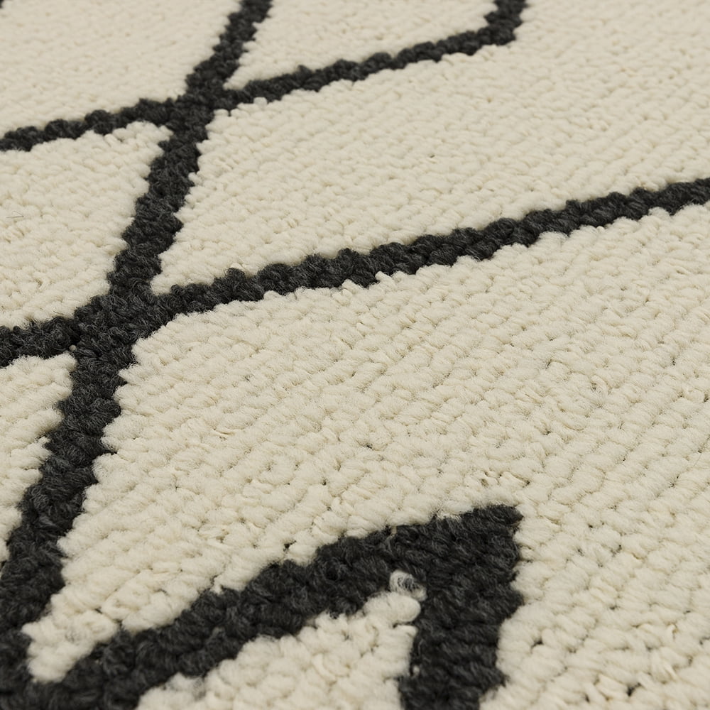 Mainstays Diamond Polyester Indoor Scatter Rug, Black and White, 30” x 45”