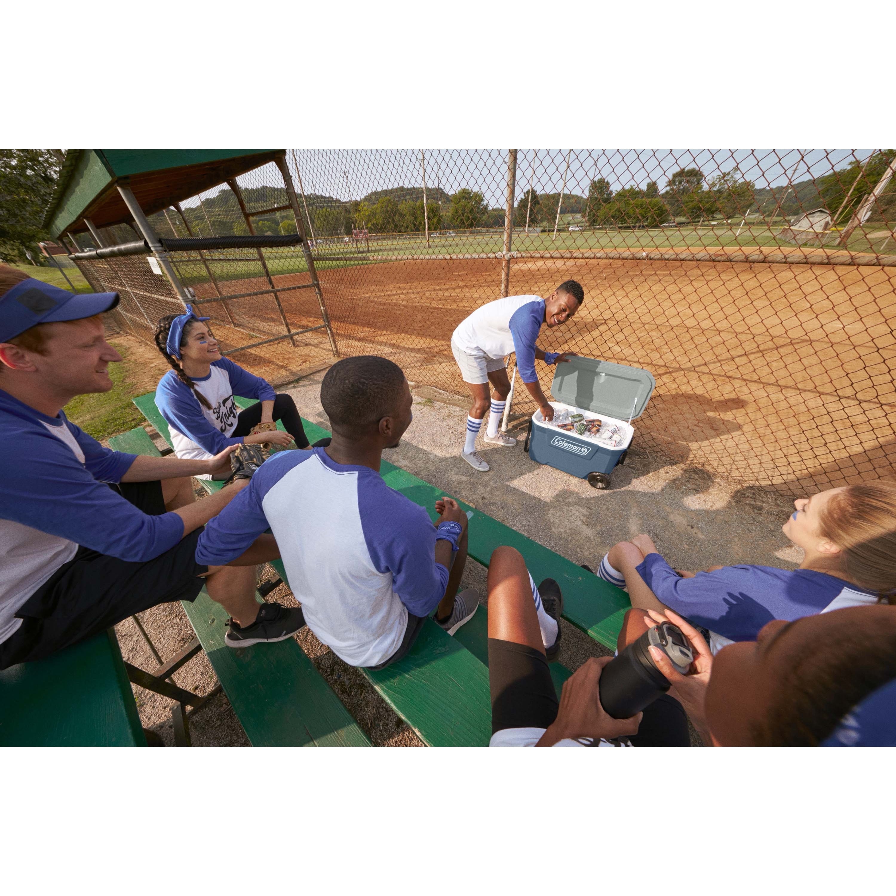 Glacière de camping sur roulettes Coleman série classique, 58,67 L, bleu bord de lac