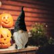 thumbnail image 4 of Estatua de gnomo de jardín, gnomo de Halloween, adornos de muñeca sin rostro, figuras de resina, adornos de jardín, micropaisaje al aire libre, accesorios de jardín, 1 pieza (duende con calabaza) oso de fresa Electrónica, 4 of 5
