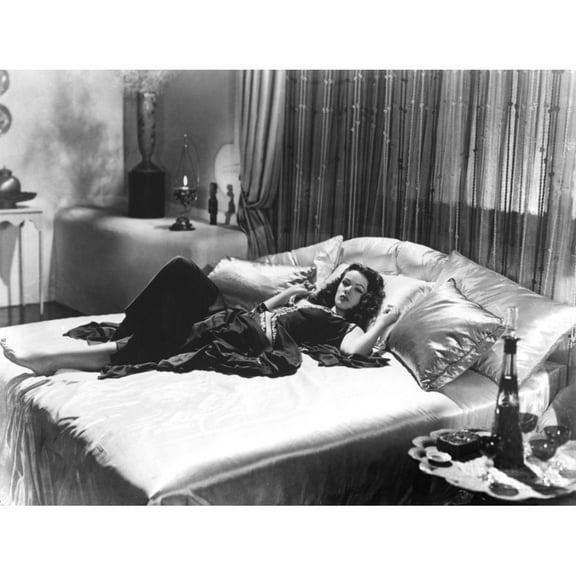 Gene Tierney - Laying in Bed in Night Gown Photo Print (10 x 8)
